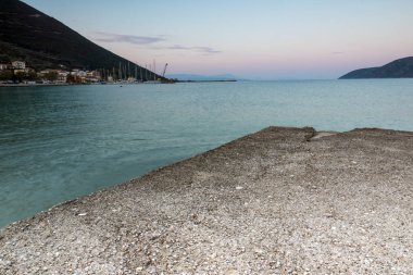 Yunanistan 'ın İyon Adaları' ndaki Vasiliki, Lefkada köyünde inanılmaz bir gün batımı yaşanıyor.