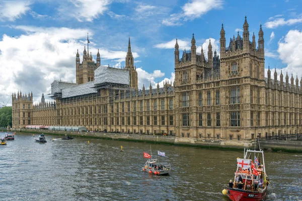 Londra, İngiltere - 15 Haziran 2016: Parlamentosu Westminster, Londra, İngiltere, evler