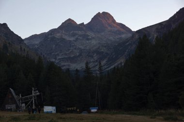 Şaşırtıcı gündoğumu peyzaj Malyovitsa tepe, Rila Dağı, Bulgaristan