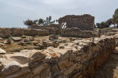 Aliki, Thassos Adası, Doğu Makedonya ve Trakya, Yunanistan sit alanı içinde antik kilise kalıntıları sütunlarda