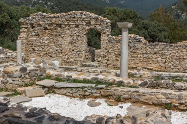 Aliki, Thassos Adası, Doğu Makedonya ve Trakya, Yunanistan sit alanı içinde antik kilise kalıntıları sütunlarda