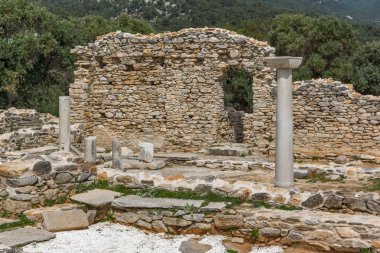 Aliki, Thassos Adası, Doğu Makedonya ve Trakya, Yunanistan sit alanı içinde antik kilise kalıntıları sütunlarda