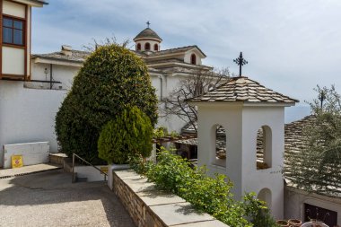 Kilise ve bahar çiçekleri Archangel Michael manastırda Thassos Adası, Doğu Makedonya ve Trakya, Yunanistan 
