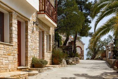 Kilise ve bahar çiçekleri Archangel Michael manastırda Thassos Adası, Doğu Makedonya ve Trakya, Yunanistan 