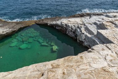 Yeşil suları Giola doğal havuzda Thassos Adası, Doğu Makedonya ve Trakya, Yunanistan 