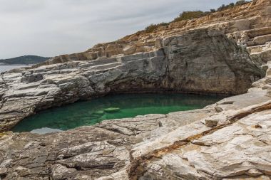 Yeşil suları Giola doğal havuzda Thassos Adası, Doğu Makedonya ve Trakya, Yunanistan 
