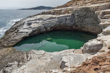 Yeşil suları Giola doğal havuzda Thassos Adası, Doğu Makedonya ve Trakya, Yunanistan 