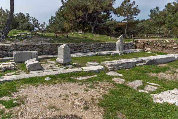Удивительный вид на руины в археологическом месте Алики, остров Тхассос, Восточная Макадония и Фракия, Греция
