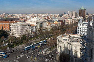 Madrid, İspanya - 24 Ocak 2018: Panoramik şehir Madrid Kibele Palace (Palacio de Cibeles), İspanya