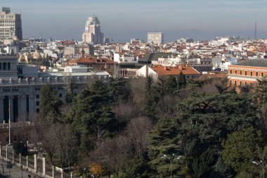 Madrid, İspanya - 24 Ocak 2018: Panoramik şehir Madrid Kibele Palace (Palacio de Cibeles), İspanya