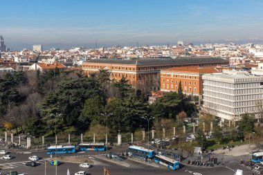 Madrid, İspanya - 24 Ocak 2018: Panoramik şehir Madrid Kibele Palace (Palacio de Cibeles), İspanya