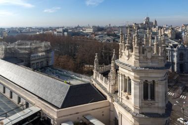 Madrid, İspanya - 24 Ocak 2018: Panoramik şehir Madrid Kibele Palace (Palacio de Cibeles), İspanya