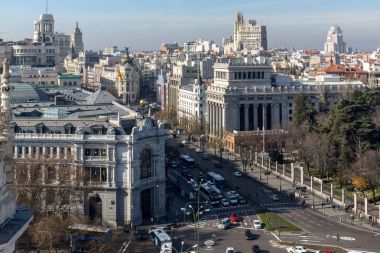 Madrid, İspanya - 24 Ocak 2018: Panoramik şehir Madrid Kibele Palace (Palacio de Cibeles), İspanya