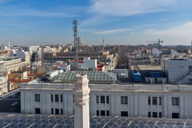 Madrid, İspanya - 24 Ocak 2018: Panoramik şehir Madrid Kibele Palace (Palacio de Cibeles), İspanya