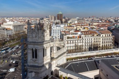 Madrid, İspanya - 24 Ocak 2018: Panoramik şehir Madrid Kibele Palace (Palacio de Cibeles), İspanya