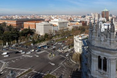 Madrid, İspanya - 24 Ocak 2018: Panoramik şehir Madrid Kibele Palace (Palacio de Cibeles), İspanya