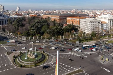 Madrid, İspanya - 24 Ocak 2018: Panoramik şehir Madrid Kibele Palace (Palacio de Cibeles), İspanya