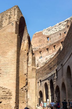 Rome, İtalya - 24 Haziran 2017: Colosseum yılında Roma, İtalya, şehrin bir parçası içinde gelen turist