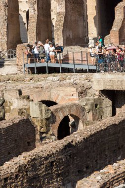 Rome, İtalya - 24 Haziran 2017: Colosseum yılında Roma, İtalya, şehrin bir parçası içinde gelen turist