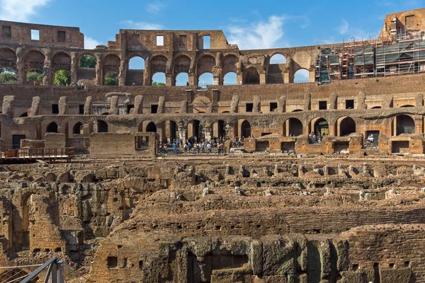 Rome Italia Iunie 2017 Turiștii Vizitează Interiorul Unei Părți Colosseumului — Fotografie, imagine de stoc