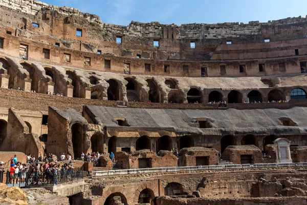 訪問都市ローマ イタリアのコロッセオの内部ローマ イタリア 2017 観光客 — ストック写真