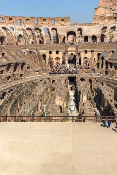 Rome Italië Juni 2017 Toeristen Binnen Deel Van Colosseum Stad — Stockfoto