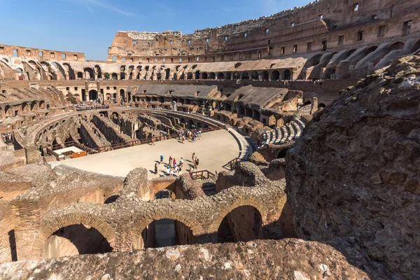 Rome Italië Juni 2017 Toeristen Binnen Deel Van Colosseum Stad — Stockfoto