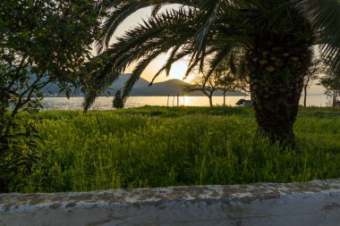 Gün batımı görünümü üzerinde dolgu Thassos şehrin doğu Makedonya ve Trakya, Yunanistan 
