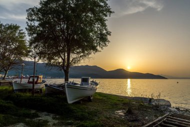 Gün batımı görünümü üzerinde dolgu Thassos şehrin doğu Makedonya ve Trakya, Yunanistan 