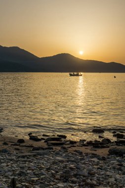 Gün batımı görünümü üzerinde dolgu Thassos şehrin doğu Makedonya ve Trakya, Yunanistan 