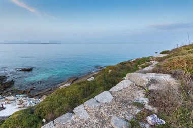 Doğu Makedonya ve Trakya, Yunanistan Thassos town yakınındaki sahil şeridi üzerinde gün batımı görünümü 