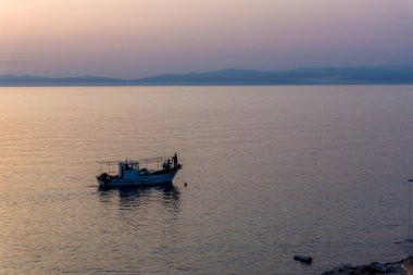 Gün batımı görünümü üzerinde dolgu Thassos şehrin doğu Makedonya ve Trakya, Yunanistan 