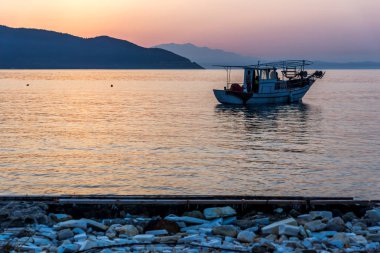 Gün batımı görünümü üzerinde dolgu Thassos şehrin doğu Makedonya ve Trakya, Yunanistan 