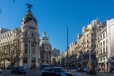 Madrid, İspanya - 21 Ocak 2018: Alcala ve Gran Via sokakları şehir Madrid, İspanya, metropol Binası (Edificio Metropolis)
