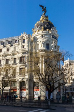 Madrid, İspanya - 21 Ocak 2018: Alcala ve Gran Via sokakları şehir Madrid, İspanya, metropol Binası (Edificio Metropolis)