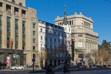 Madrid, İspanya - 21 Ocak 2018: Alcala ve Gran Via sokakları şehir Madrid, İspanya, metropol Binası (Edificio Metropolis)