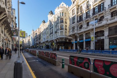 Madrid, İspanya - 21 Ocak 2018: Gran Va street City, Madrid, İspanya, Bina