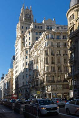 Madrid, İspanya - 21 Ocak 2018: Gran Va street City, Madrid, İspanya, Telefonica bina (Edificio Telefonica)
