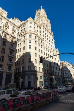 Madrid, İspanya - 21 Ocak 2018: Gran Va street City, Madrid, İspanya, Telefonica bina (Edificio Telefonica)