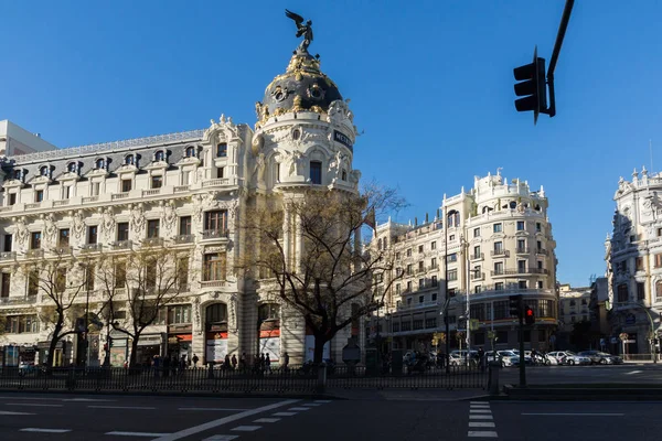Madrid, İspanya - 21 Ocak 2018: Alcala ve Gran Via sokakları şehir Madrid, İspanya, metropol Binası (Edificio Metropolis)