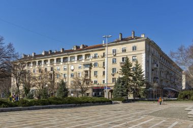 Dimitrovgrad, Bulgaristan - 15 Mart 2014: Tipik sokak ve binaya Dimitrovgrad şehir, Bölge: Haskovo, Bulgaria