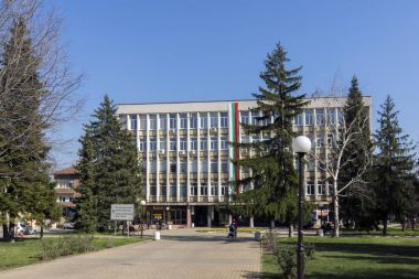 Dimitrovgrad, Bulgaristan - 15 Mart 2014: Tipik sokak ve binaya Dimitrovgrad şehir, Bölge: Haskovo, Bulgaria