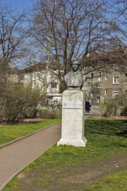 Dimitrovgrad, Bulgaristan - 15 Mart 2014: Tipik sokak ve binaya Dimitrovgrad şehir, Bölge: Haskovo, Bulgaria
