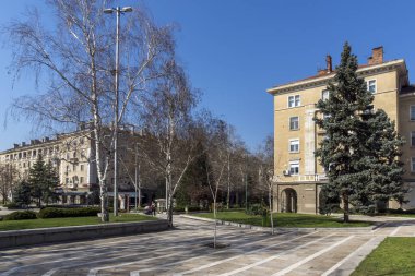 Dimitrovgrad, Bulgaristan - 15 Mart 2014: Tipik sokak ve binaya Dimitrovgrad şehir, Bölge: Haskovo, Bulgaria