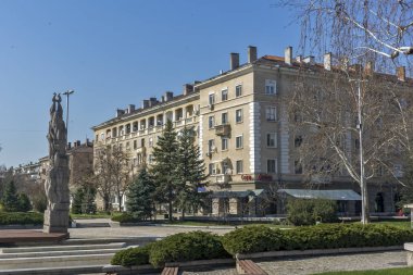 Dimitrovgrad, Bulgaristan - 15 Mart 2014: Tipik sokak ve binaya Dimitrovgrad şehir, Bölge: Haskovo, Bulgaria