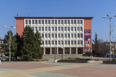 Dimitrovgrad, Bulgaristan - 15 Mart 2014: Tipik sokak ve binaya Dimitrovgrad şehir, Bölge: Haskovo, Bulgaria