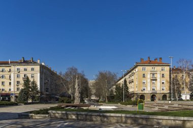 Dimitrovgrad, Bulgaristan - 15 Mart 2014: Tipik sokak ve binaya Dimitrovgrad şehir, Bölge: Haskovo, Bulgaria