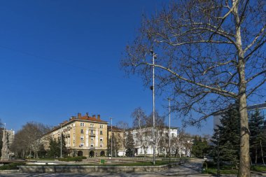 Dimitrovgrad, Bulgaristan - 15 Mart 2014: Tipik sokak ve binaya Dimitrovgrad şehir, Bölge: Haskovo, Bulgaria