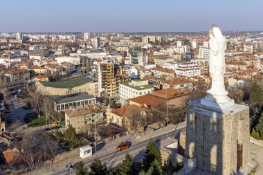 : Haskovo, Bulgaria - 15 Mart 2014: En büyük anıt, Meryem dünya ve panorama City Haskovo, Bulgaria