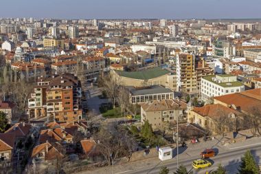 : Haskovo, Bulgaria - 15 Mart 2014: panoramik şehir Haskovo - Meryem anıt, Bulgaristan Amazing